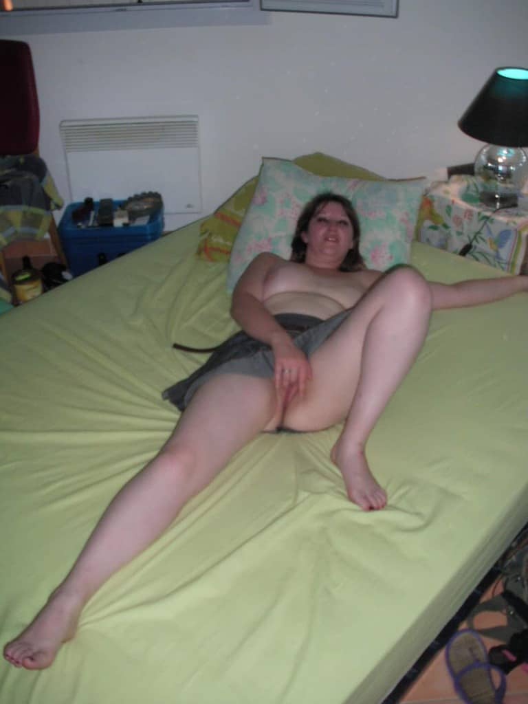 elle se déshabille et nous en montre plus avec ses seins ronds et lourds