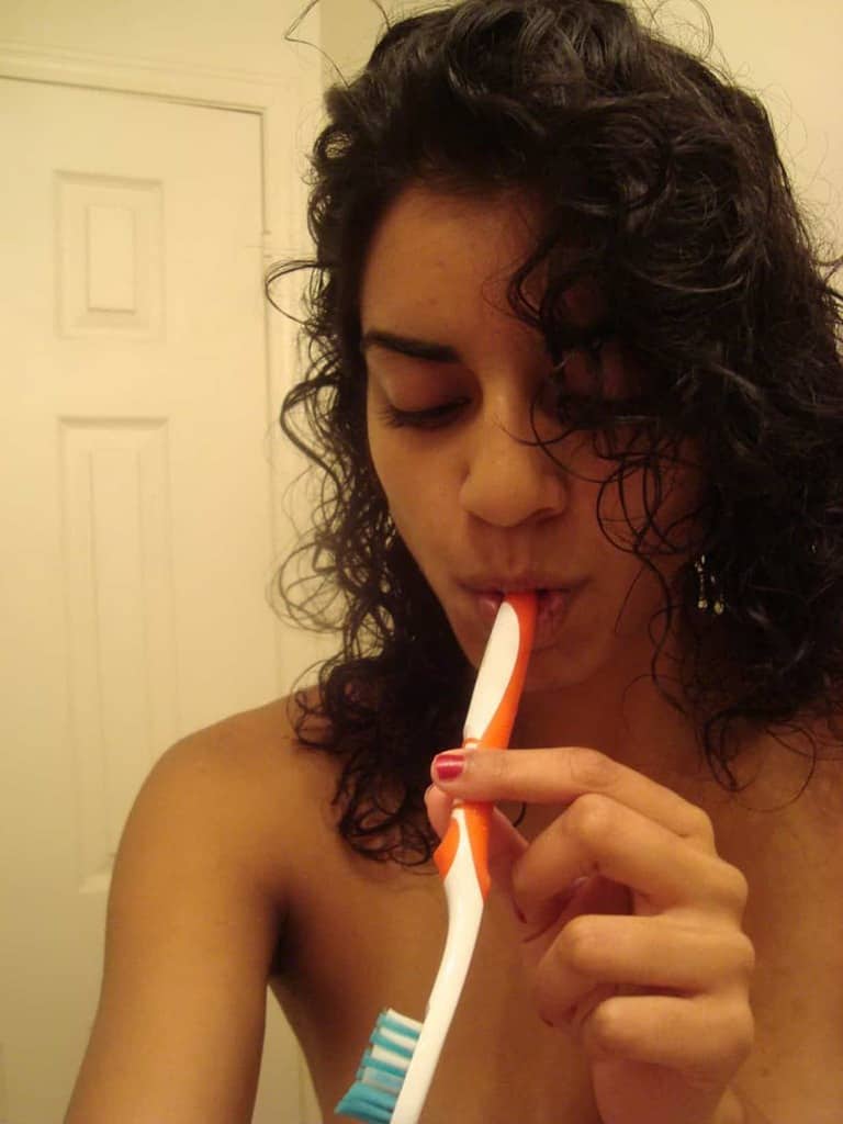 jeune latina fait le show devant son miroir et elle est trop bonne