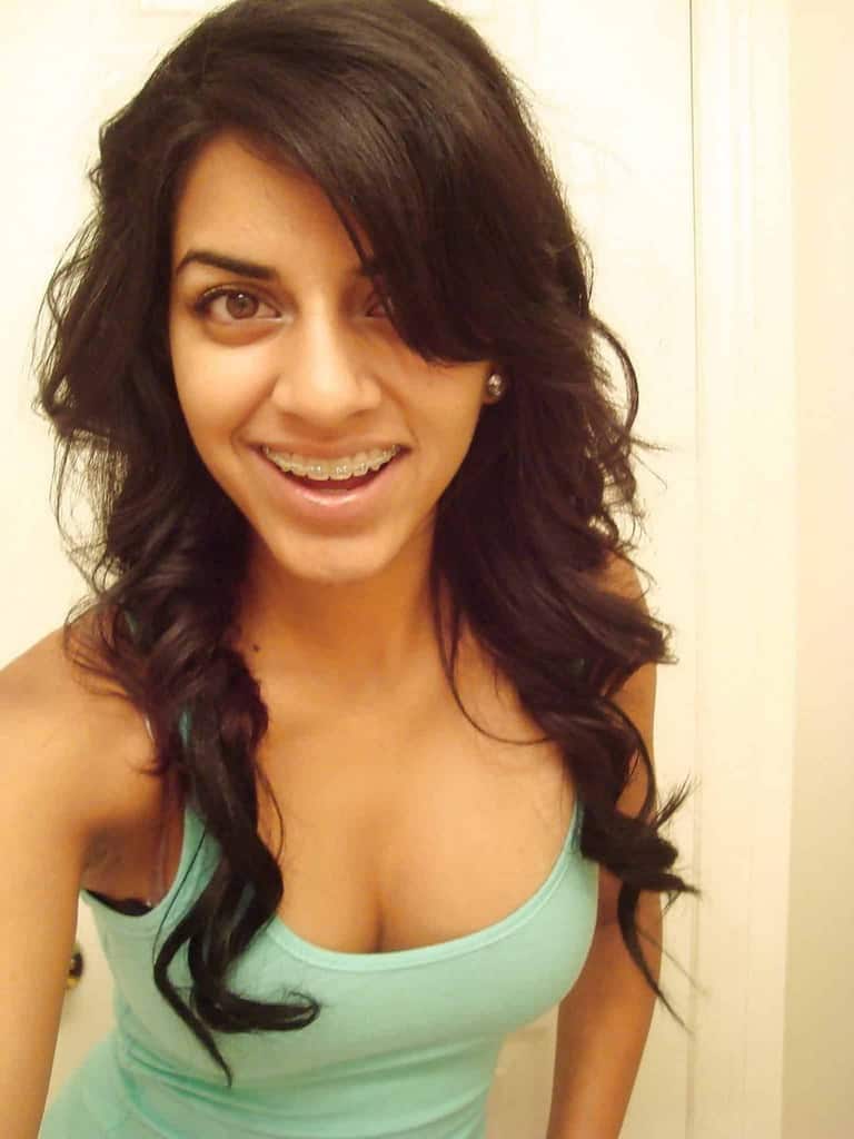 jeune latina fait le show devant son miroir et elle est trop bonne