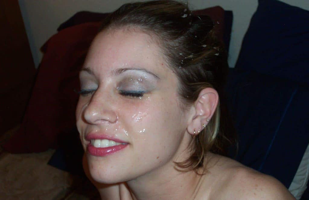 la brune continue de sucer cette bite dont elle a très envie qu'elle jute