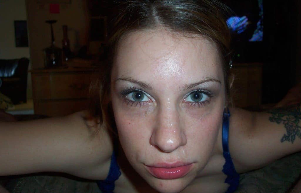 la brune continue de sucer cette bite dont elle a très envie qu'elle jute