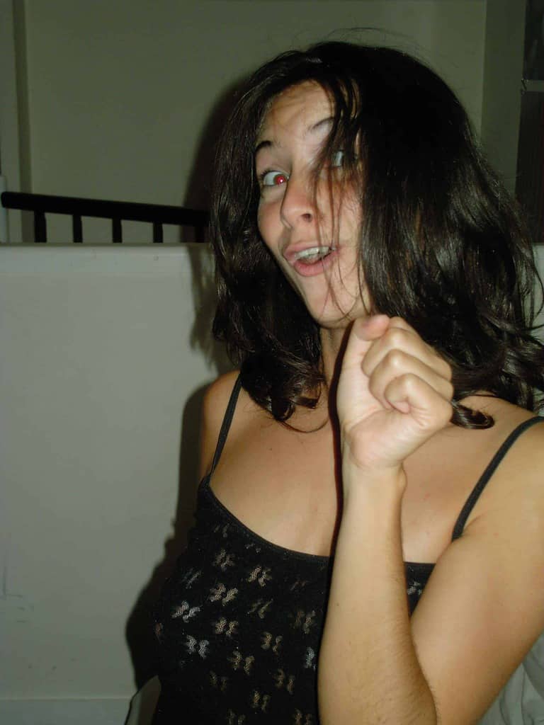 une femme poilue de la chatte et toujours mouillée d'envie et de plaisir