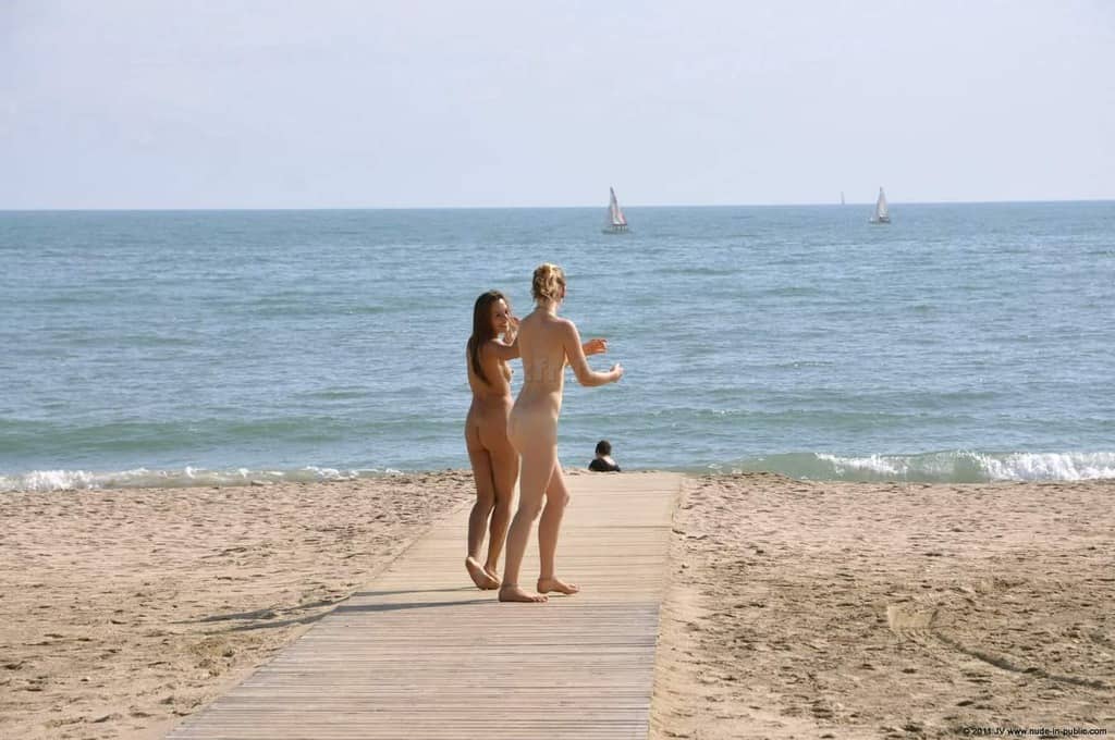 dominika c & fenja font des heureux sur la promenade au bord de la mer