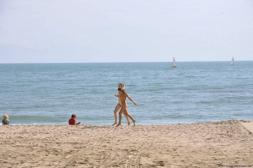 dominika c & fenja font des heureux sur la promenade au bord de la mer