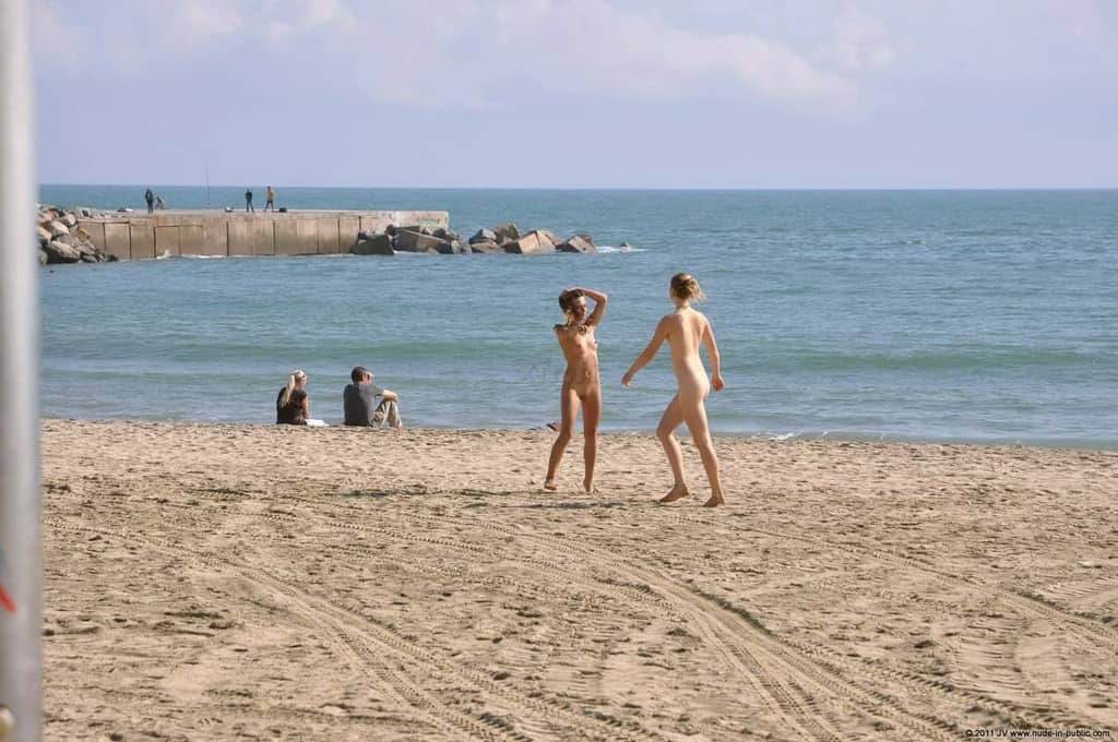 dominika c & fenja font des heureux sur la promenade au bord de la mer