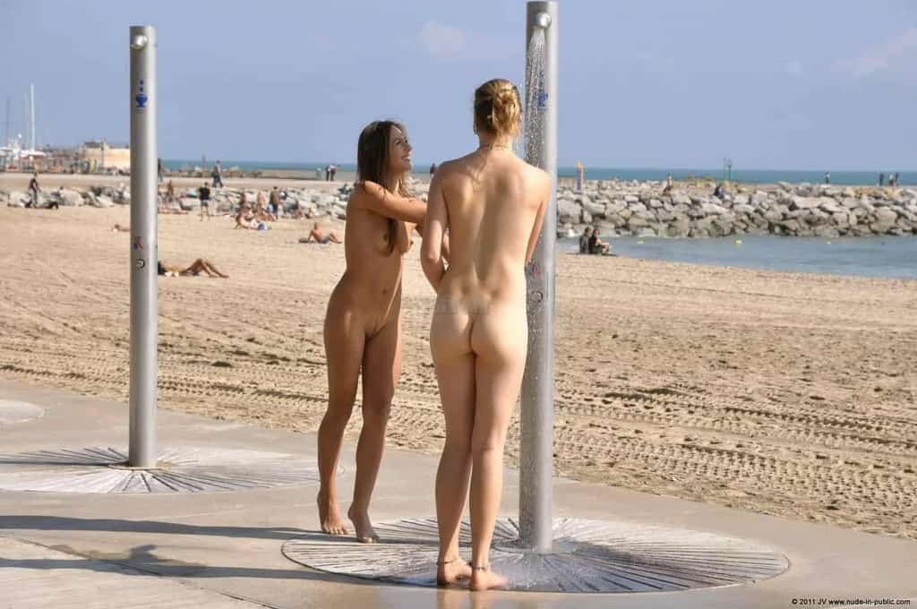 dominika c & fenja font des heureux sur la promenade au bord de la mer