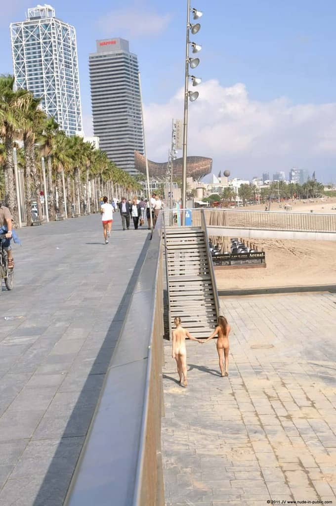 dominika c & fenja font des heureux sur la promenade au bord de la mer