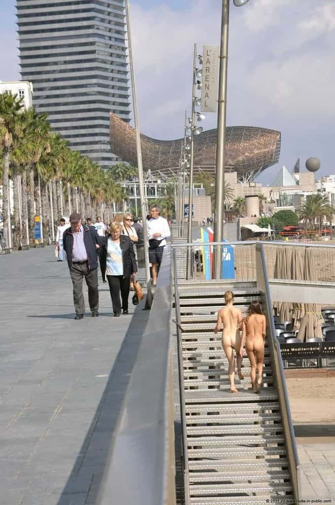 dominika c & fenja font des heureux sur la promenade au bord de la mer