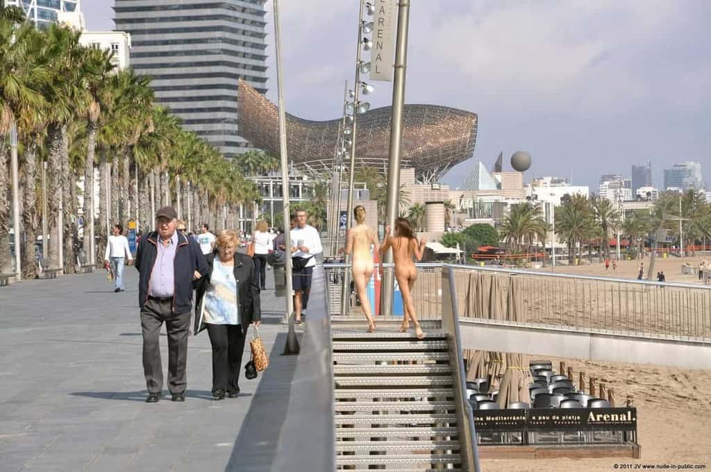dominika c & fenja font des heureux sur la promenade au bord de la mer