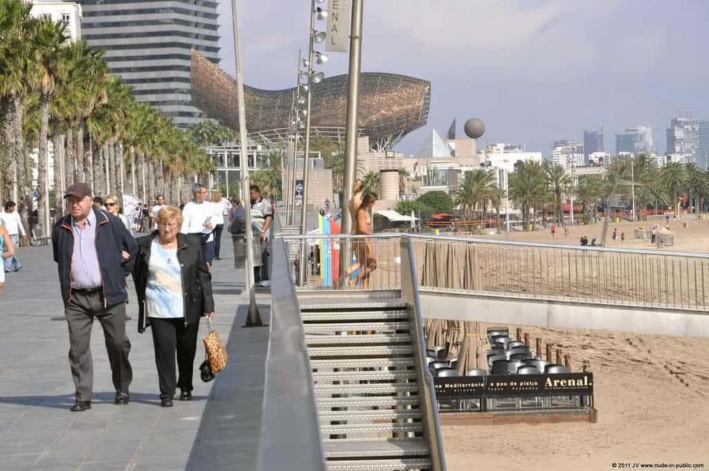 dominika c & fenja font des heureux sur la promenade au bord de la mer
