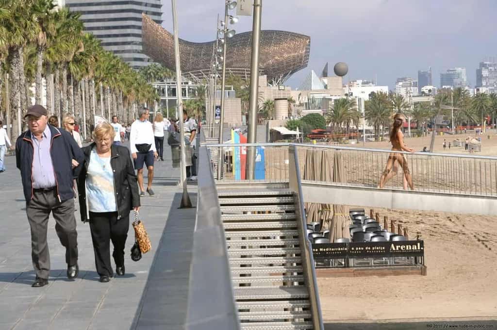 dominika c & fenja font des heureux sur la promenade au bord de la mer