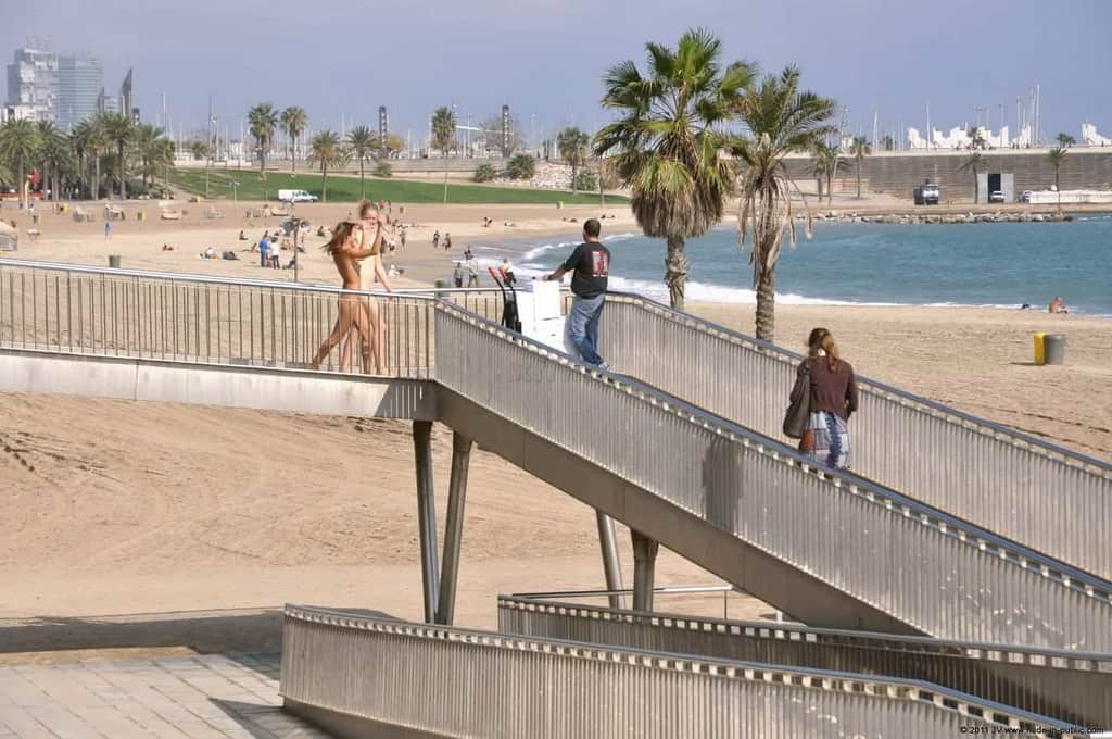 dominika c & fenja font des heureux sur la promenade au bord de la mer