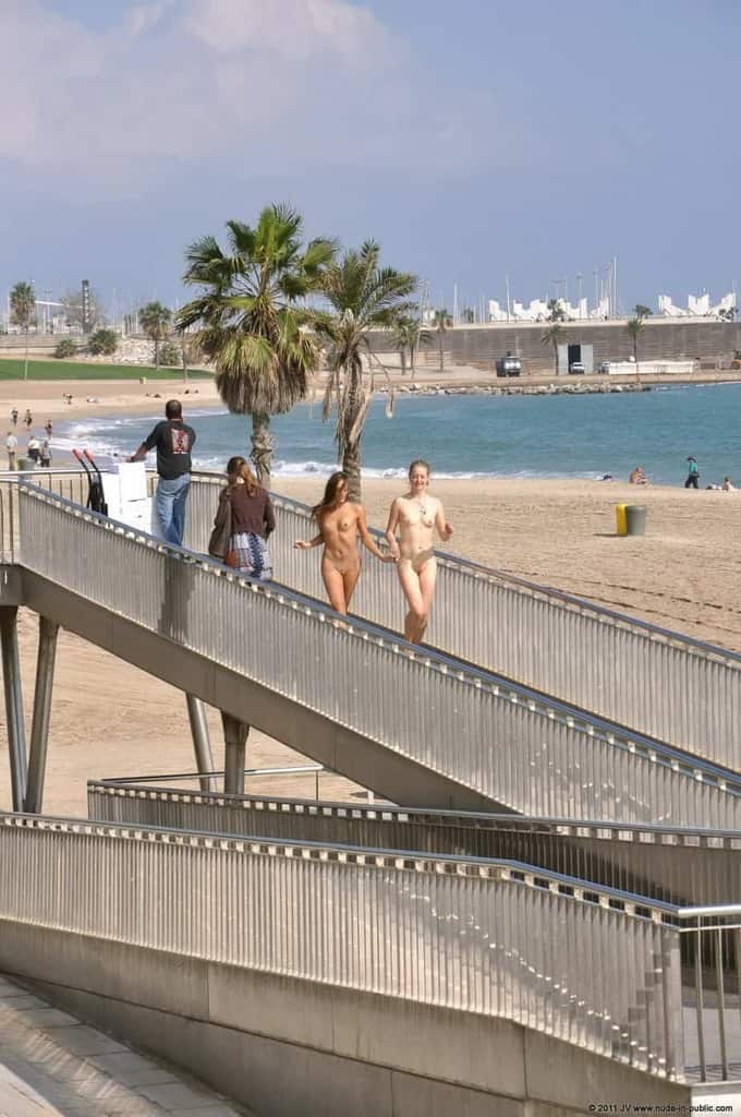 dominika c & fenja font des heureux sur la promenade au bord de la mer