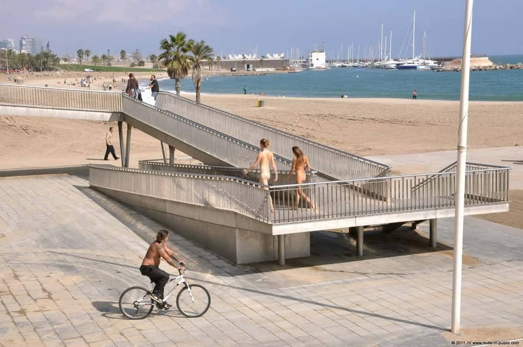 dominika c & fenja font des heureux sur la promenade au bord de la mer