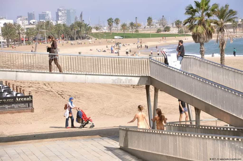 dominika c & fenja font des heureux sur la promenade au bord de la mer