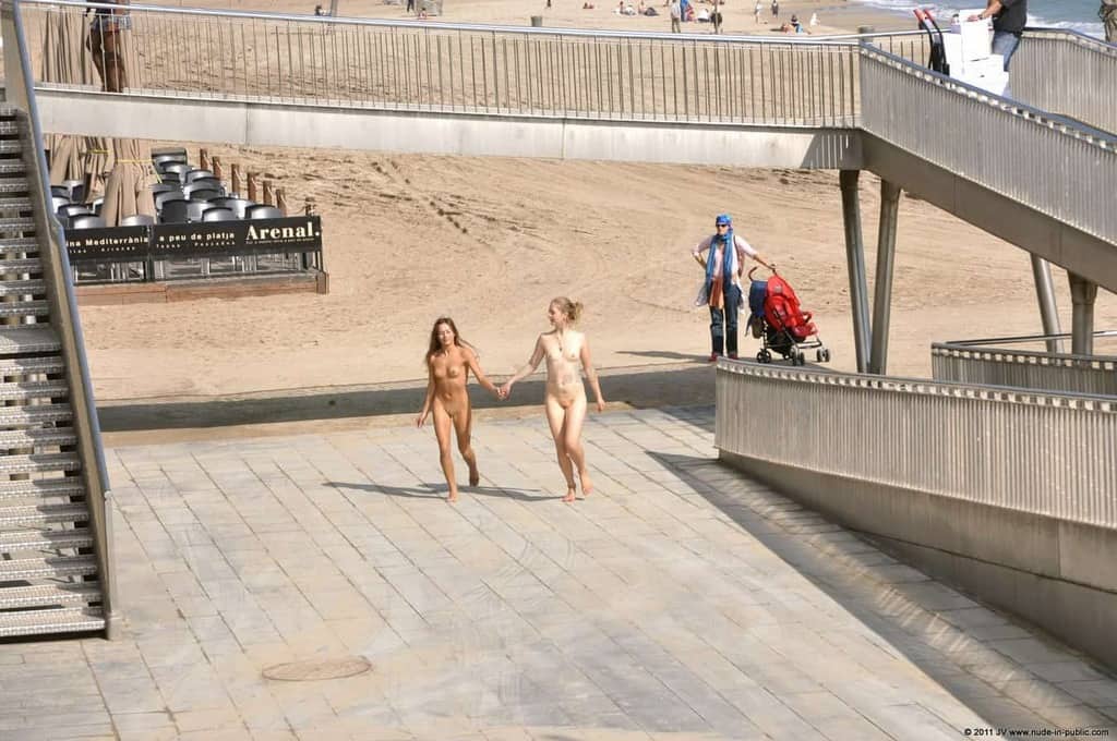 dominika c & fenja font des heureux sur la promenade au bord de la mer