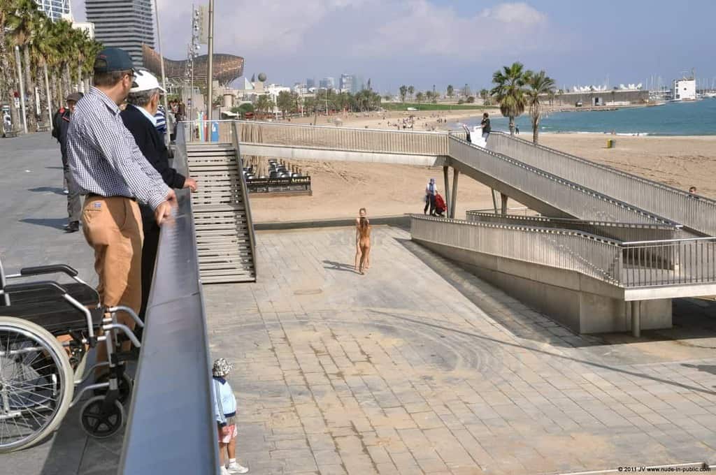 dominika c & fenja font des heureux sur la promenade au bord de la mer