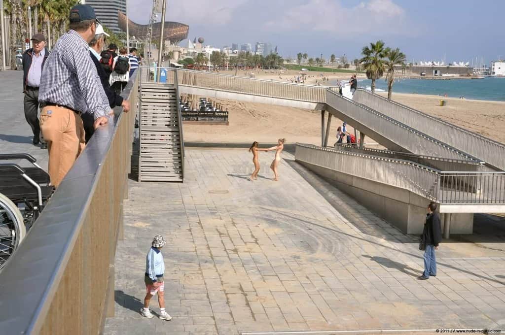 dominika c & fenja font des heureux sur la promenade au bord de la mer