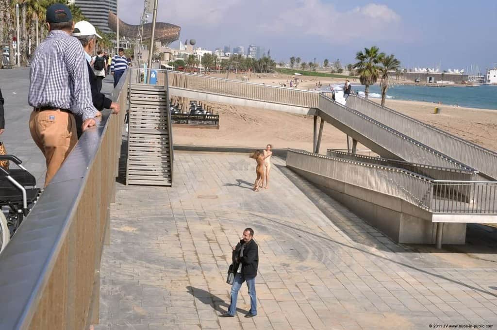 dominika c & fenja font des heureux sur la promenade au bord de la mer