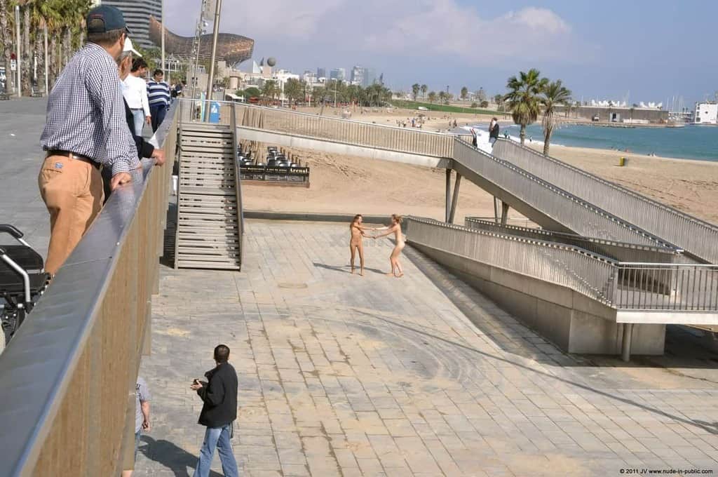 dominika c & fenja font des heureux sur la promenade au bord de la mer