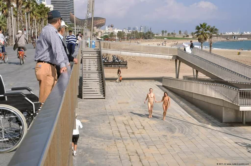 dominika c & fenja font des heureux sur la promenade au bord de la mer