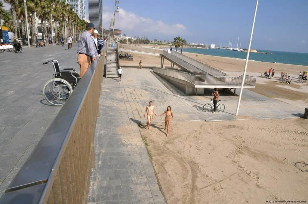 dominika c & fenja font des heureux sur la promenade au bord de la mer