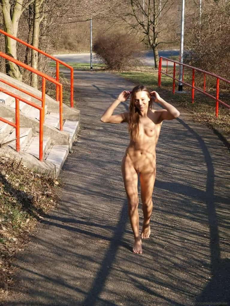 dominika c & fenja continuent leur balade nue en public et en plein air