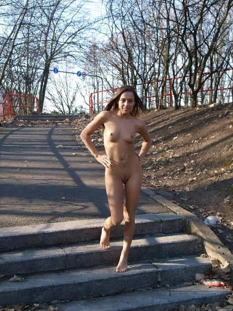 dominika c & fenja continuent leur balade nue en public et en plein air