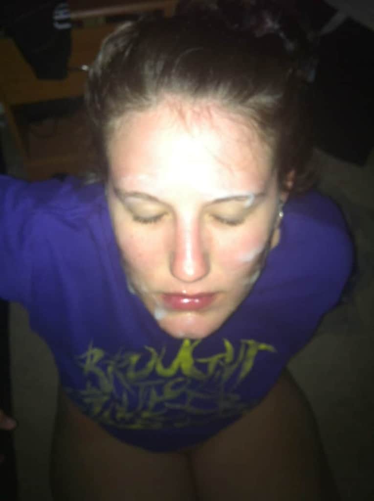 il est temps de se prendre une abondante éjaculation faciale après la pipe