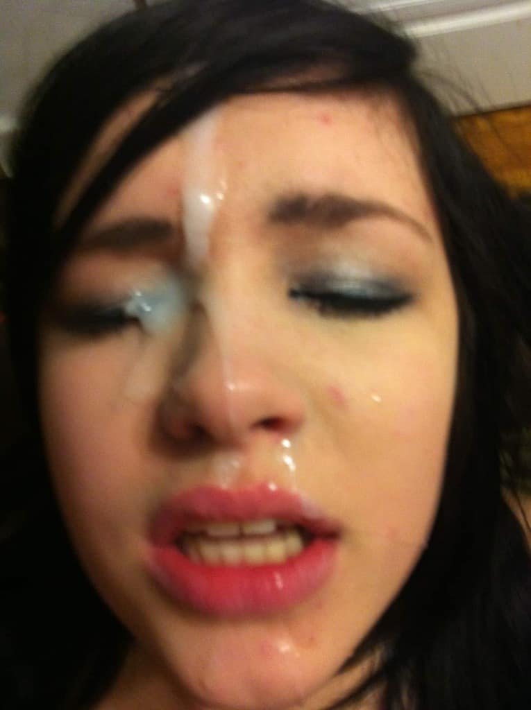 il est temps de se prendre une abondante éjaculation faciale après la pipe