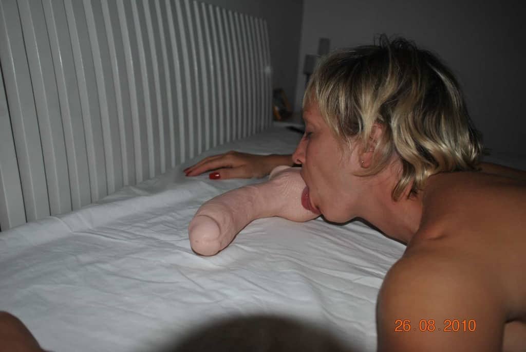 la blonde joue avec un énorme gode qu'elle enfonce dans ses trous baveux