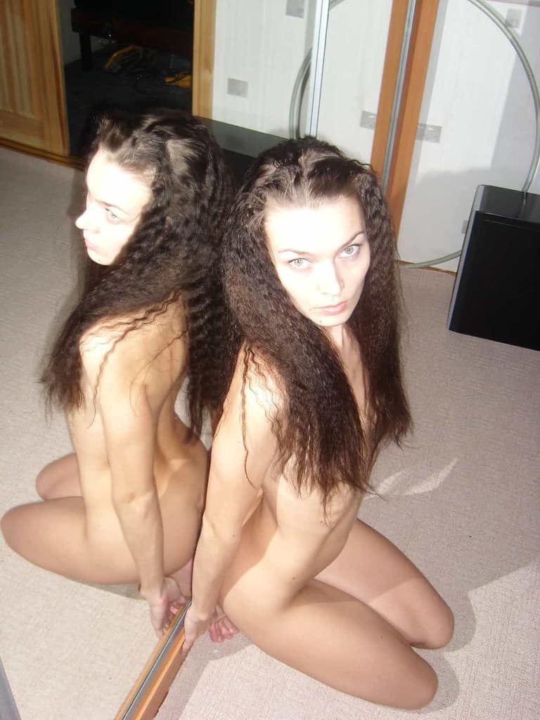 jeux de miroirs coquin pour la libertine atomique de 25 ans