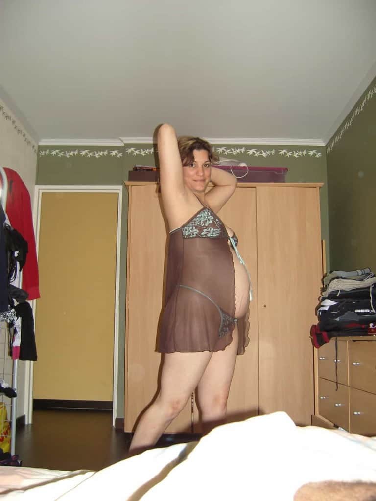 femme enceinte suce son gode avant de se faire prendre par un black