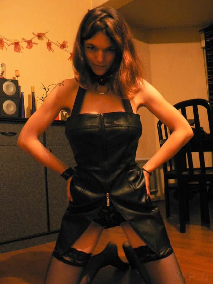 une femme mariée à la chatte poilue qui aime le sexe anal