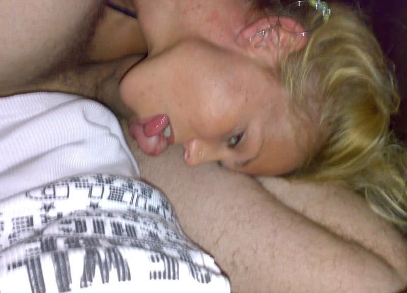 coquine blonde aime sucer et se prendre des giclées de foutre chaudes