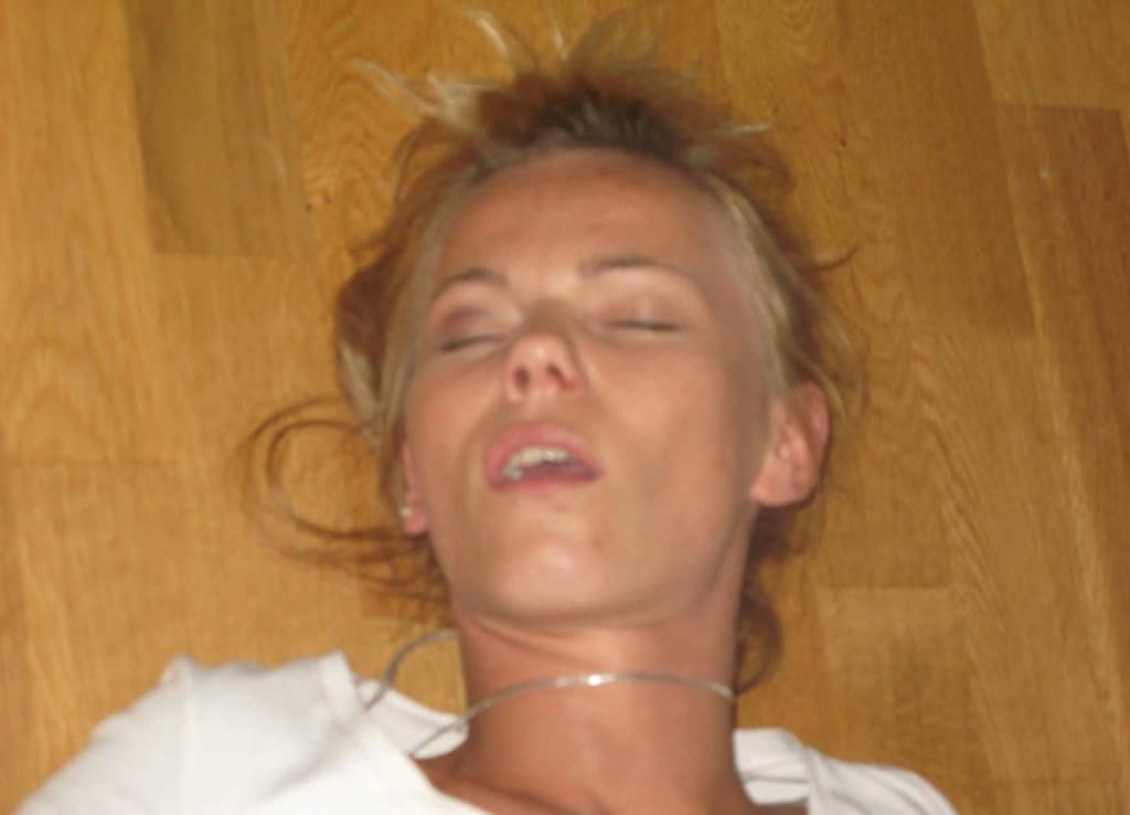 coquine blonde aime sucer et se prendre des giclées de foutre chaudes