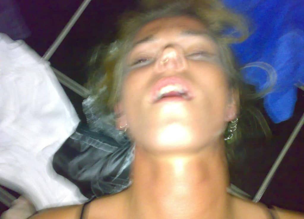 la blonde continue de sucer la bite de son mec qui la baise à fond