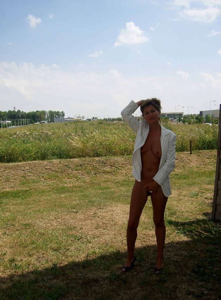 découverte d'une milf sexy ultra coquine qui aime l'exhibe