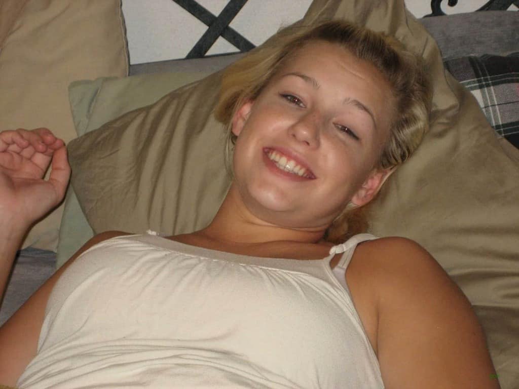 blonde sexy de 19 ans partage ses photos privées et intimes avec nous