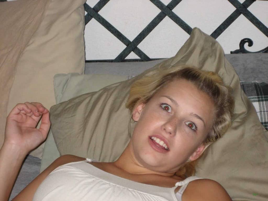 blonde sexy de 19 ans partage ses photos privées et intimes avec nous