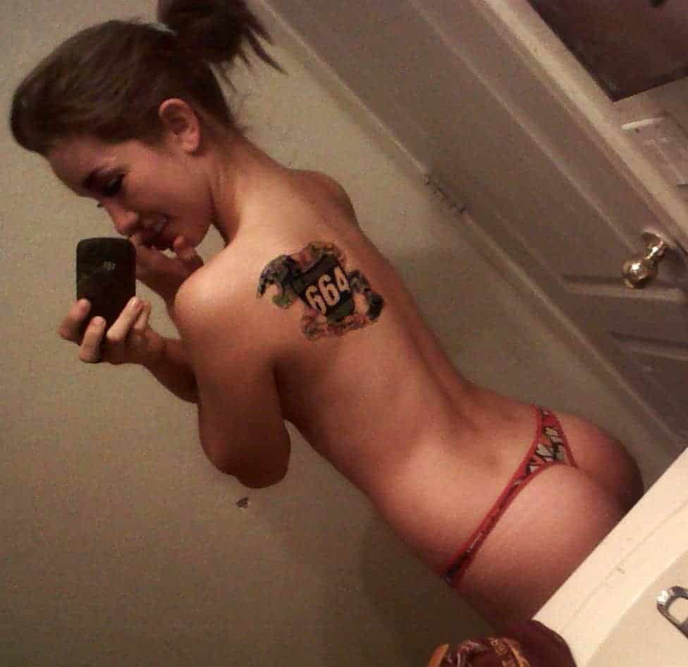 les dernières photos de la petite étudiante sexy aux seins de rêve